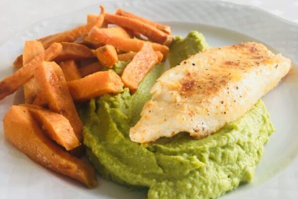 Zoete aardappelfriet met doperwten-broccoli puree