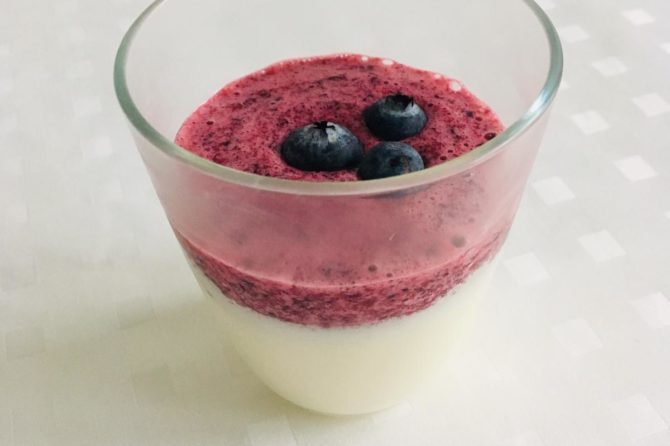 Panna cotta met bosbessen