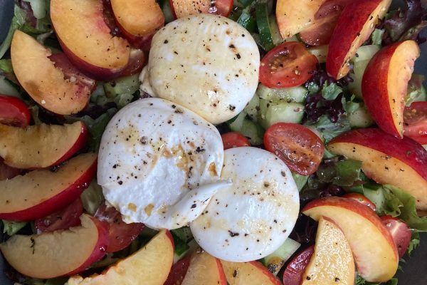 Salade met nectarine en burrata